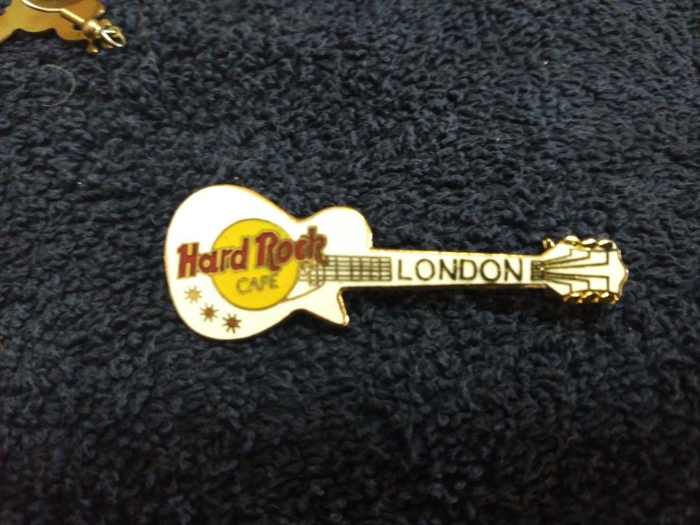 Hard Rock London pin White Les Paul guitar