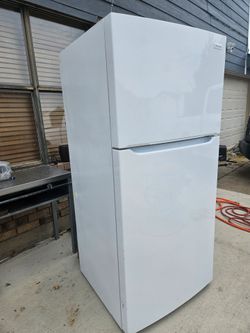 Frigidaire Top-Freezer Refrigerator White