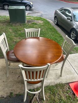 PRE-OWNED SOLID WOOD DINNER TABLE WITH 4 CHAIRS
