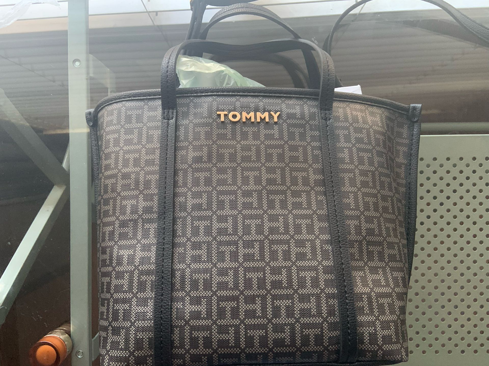 Brand New W/tags Tommy Hilfiger Purse