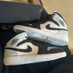 Air Jordan 1 Mid Size 9