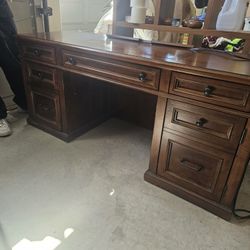 Office furniture set Desk and filing cabinet 