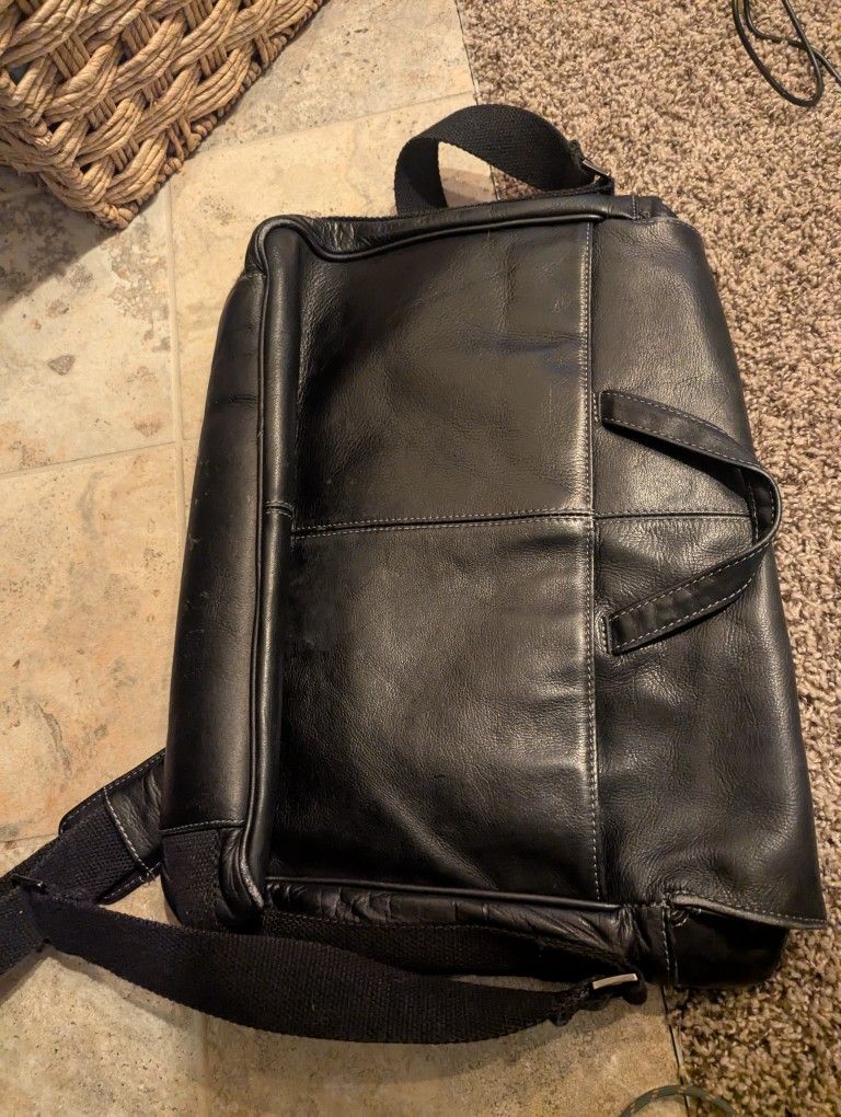 Kenneth Cole Reaction Leather Messenger Bag