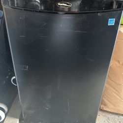 4.4 Cubic Ft, USED Mini-Refrigerator in Black Without Freezer