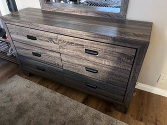 FOR SALE Like  ✨New 5 piece Wood Queen Bedroom Set
