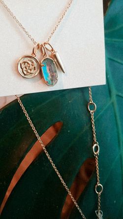 Kendra SCOTT Dira Gold Coin Charm Necklace In Lilac Abalone

