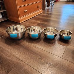 set of 4 Wolfgang Puck stainless steel mixing bowls with silicone-wrapped handles and bases, great condition  4Qt, 2Qt, 1.5Qt