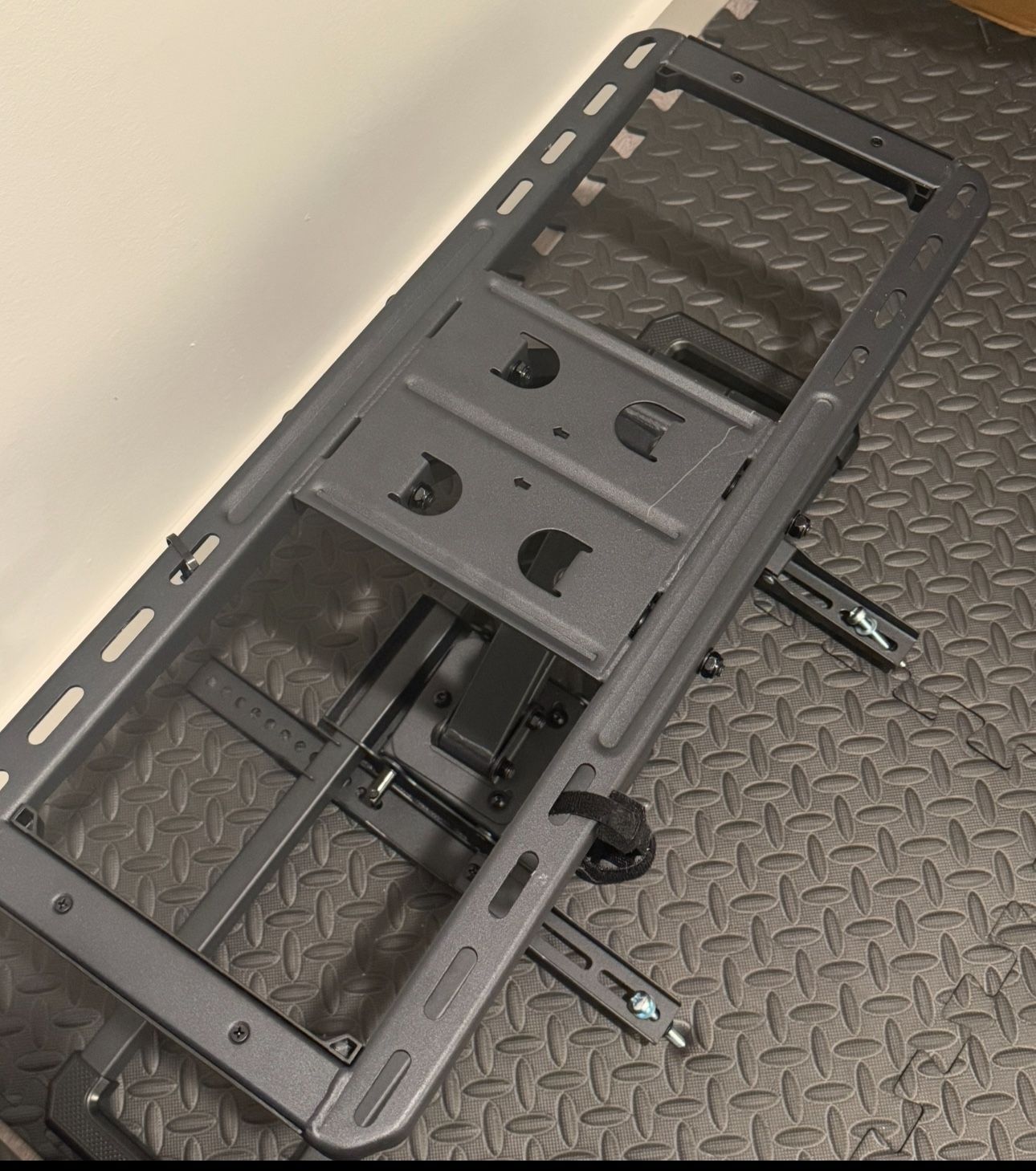 Full Motion TV Wall Mount for 42"-90" TVs - EGLF2
