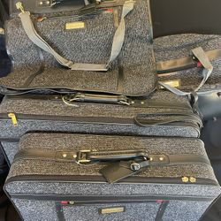 Oscar De La Renta Travel Bag Set Of 4 for Sale in Roseville CA OfferUp