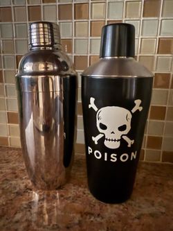 2 Cocktail shakers