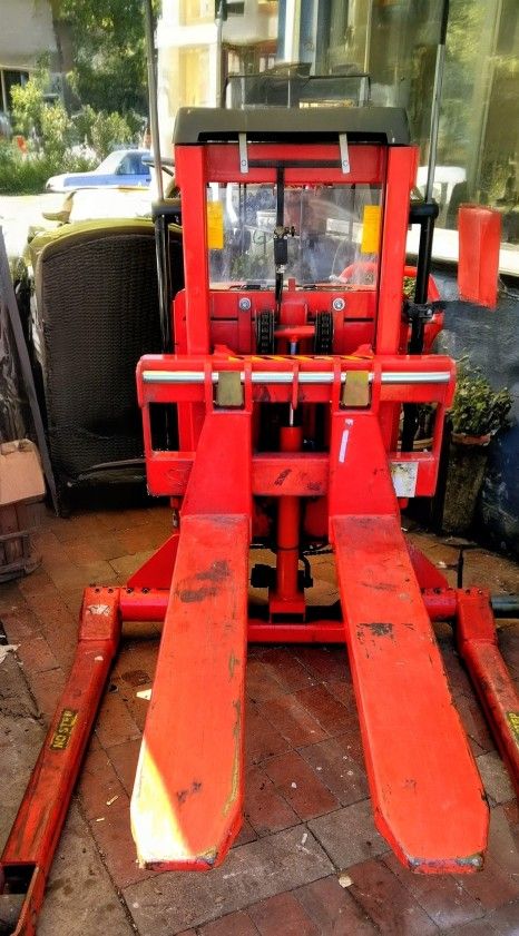 ELECTRIC FORKLIFT INTERTHOR LOGITRANS 2200. NEEDS A BATTERY FOR WORK AGAIN