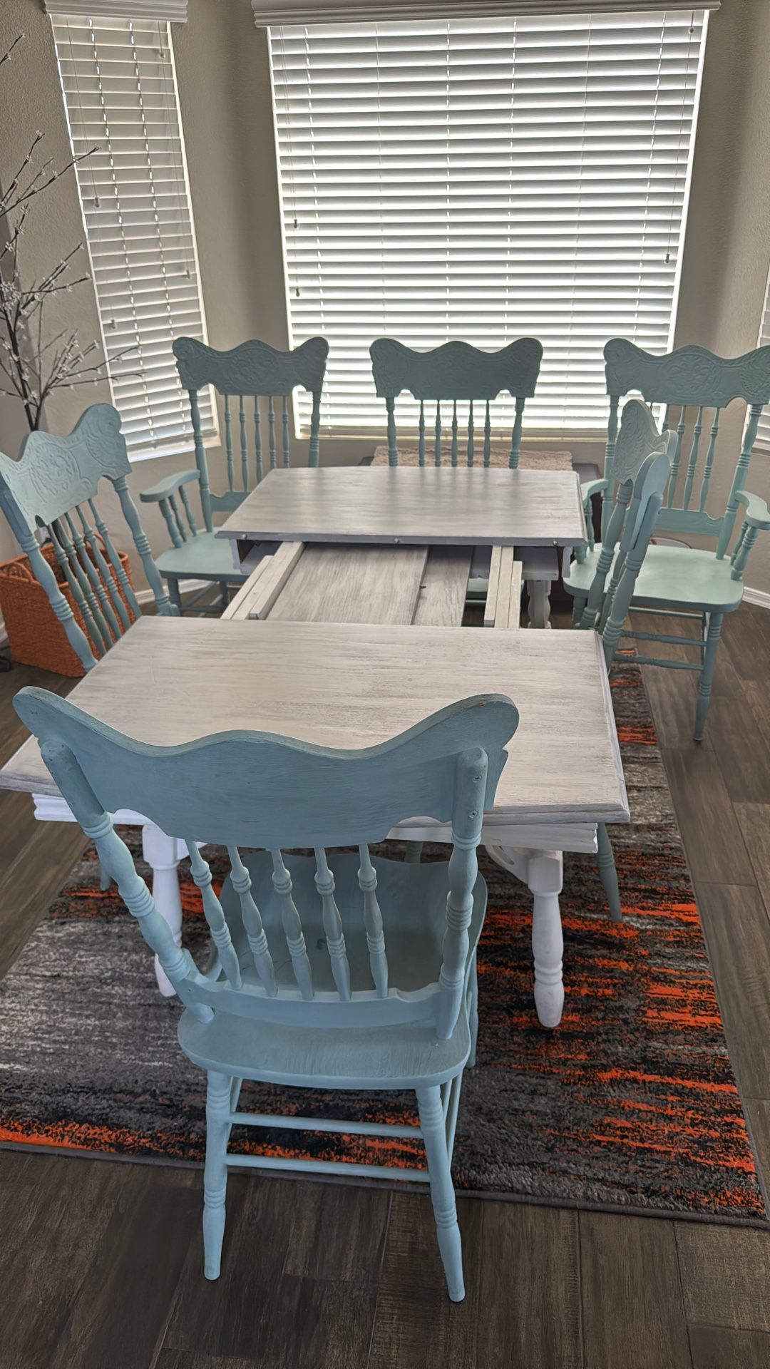 Dining Room Table & 6 Chairs
