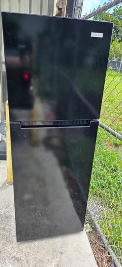 Refrigerator in Black 7.2 cu. ft. with Top Freezer