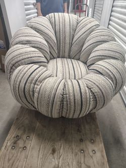 Like new & Awesome chair with metal base