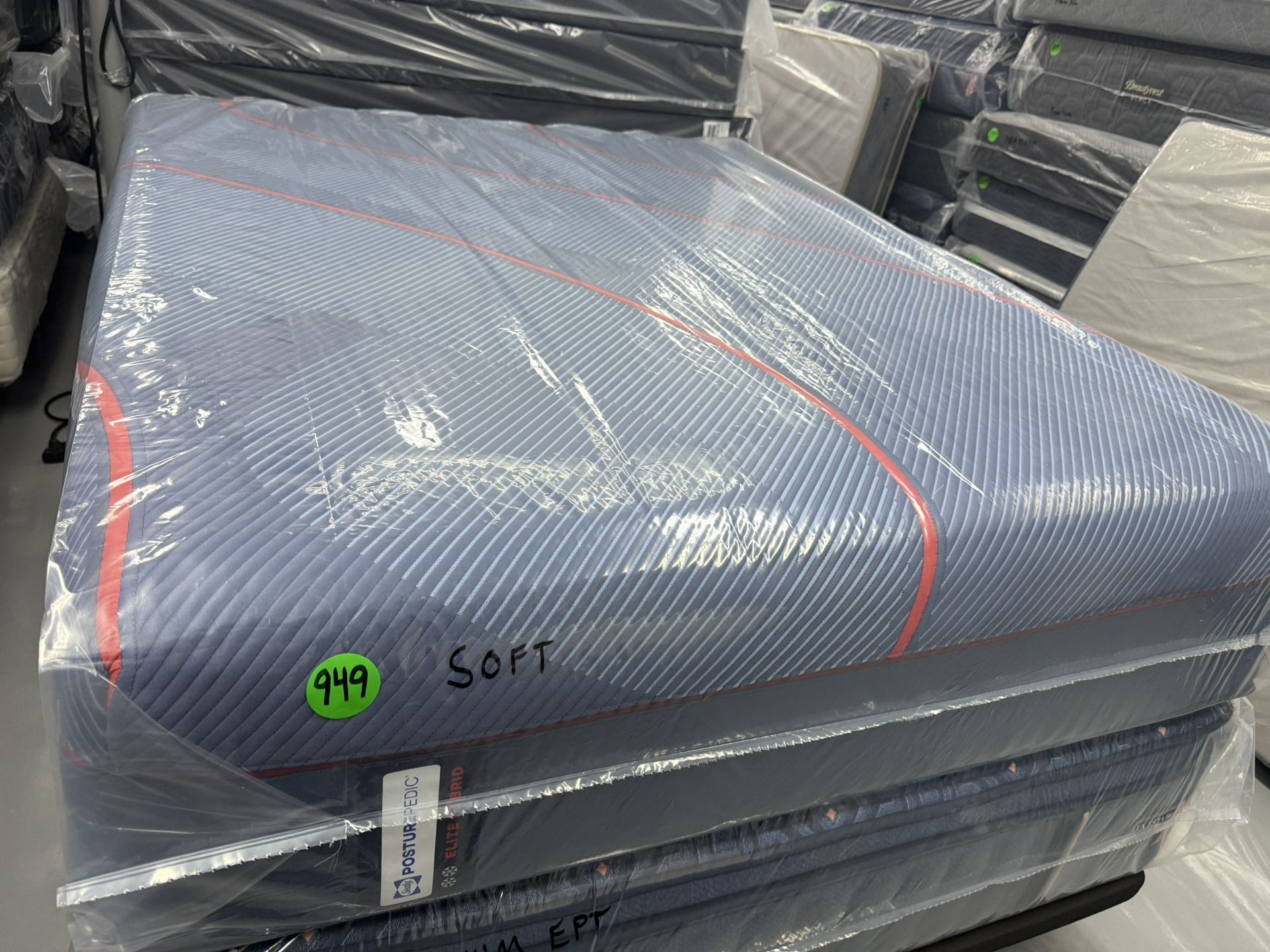 QUEEN SIZE SEALY POSTUREPEDIC ELITE HYBRID (SOFT) MATTRESS & BOX SPRING BED SET