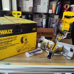 DeWalt 7-1/4" Single Bevel Sliding Miter Saw 20v