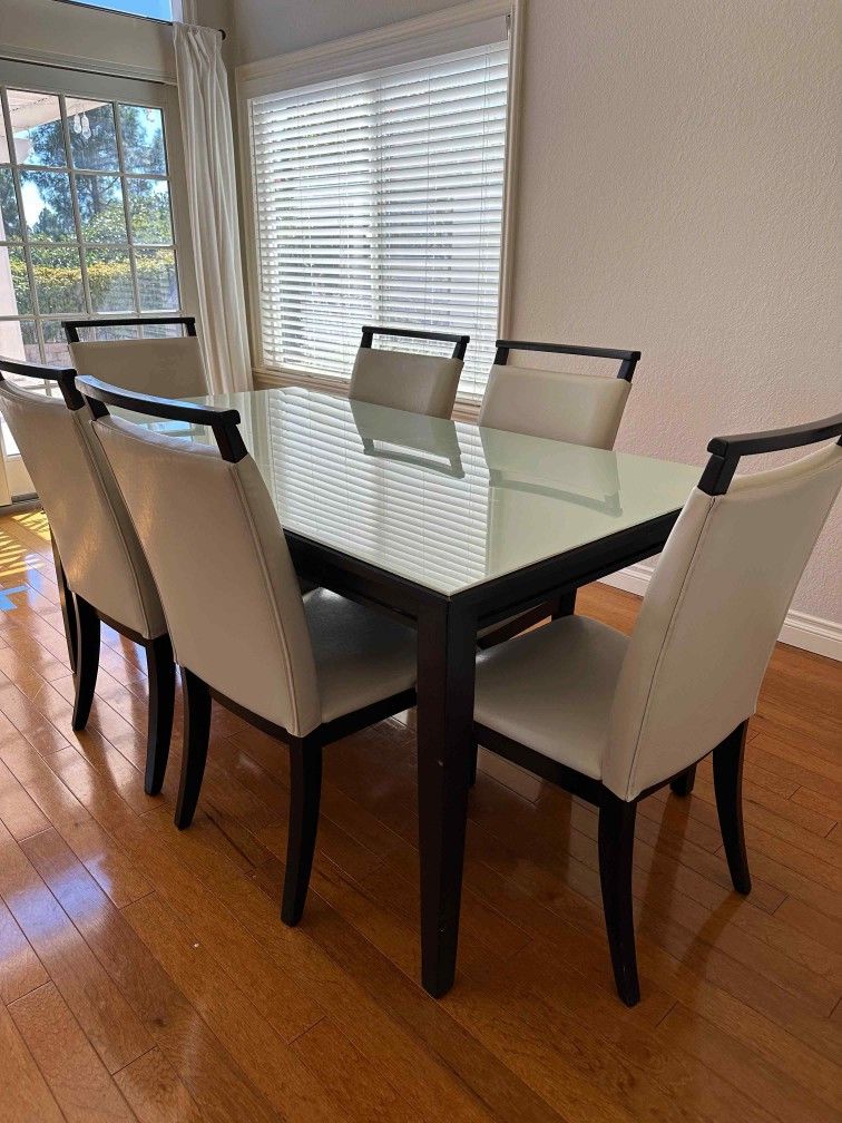 Beautiful Dining Table w/ 6 Chairs