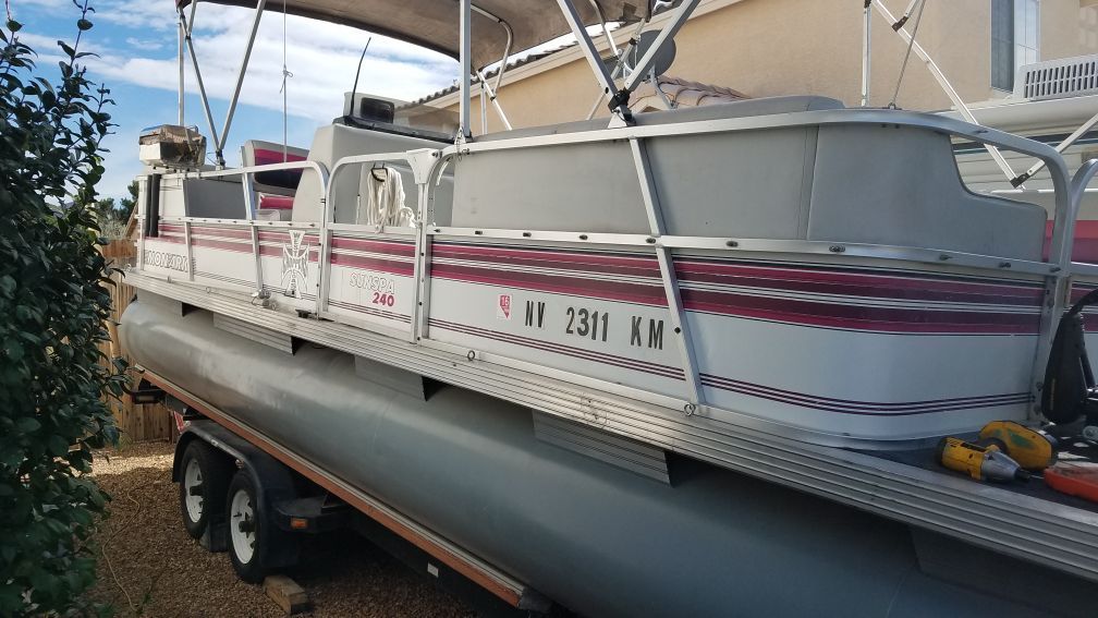 Monark Sunspa 240 pontoon boat