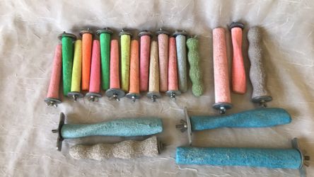 Lot of 22 bird beak and claw parrot grinding perches for cages Different sizes