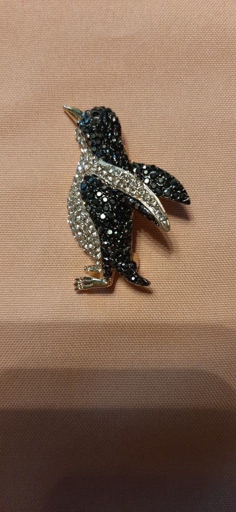 Elegant penguin-shaped brooch