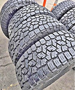 285/75/18 vendo un set de llantas marca toyo con un 80% de vida las 4