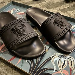 Black rubber Versace slides