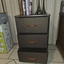 Cute 3 Drawer Dresser/Storage/night Stand 