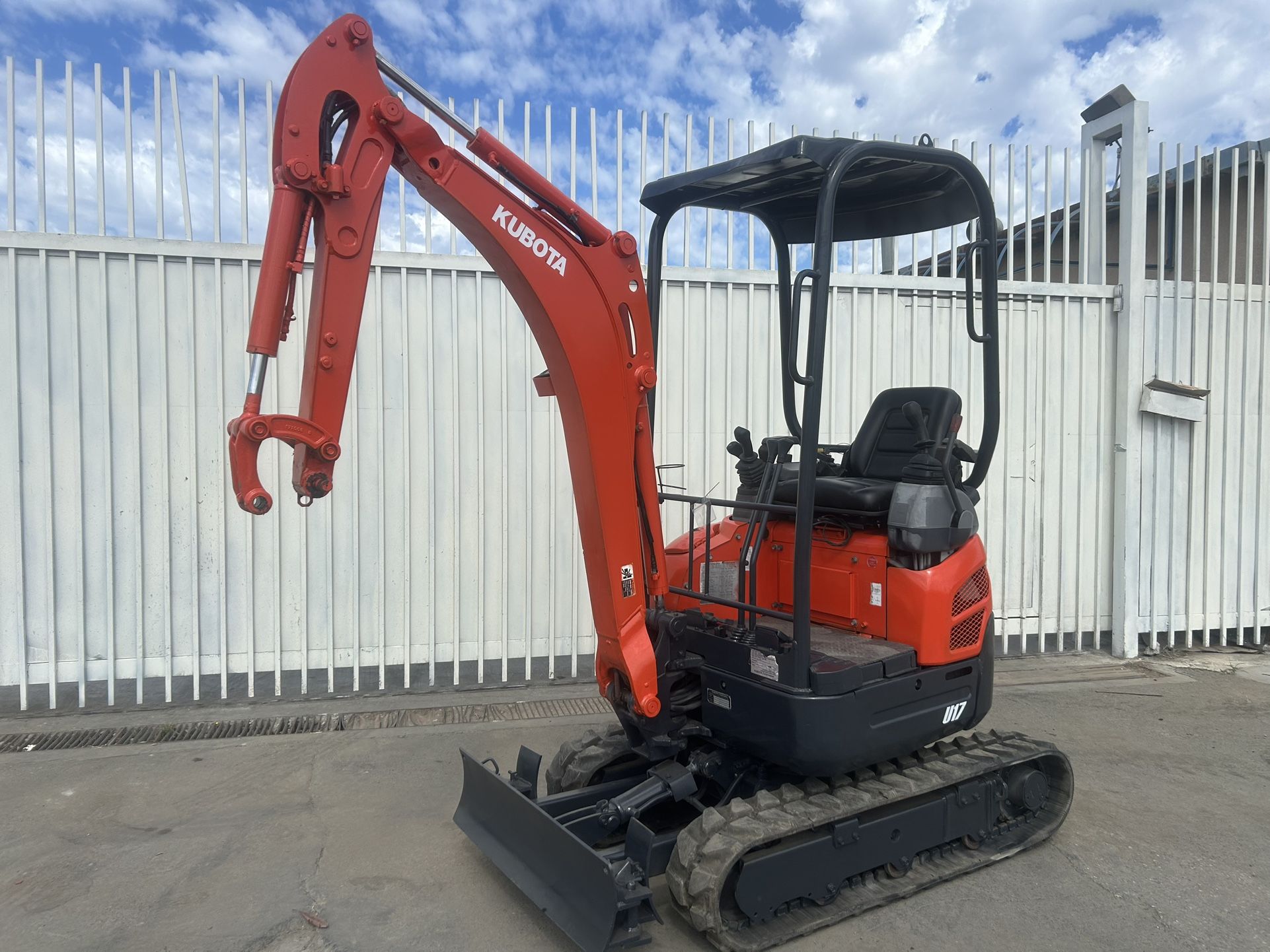 2018 Kubota U17 Mini Excavator (COMES WITH A 12" BUCKET)