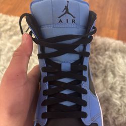 Jordan 1 mid “university blue”