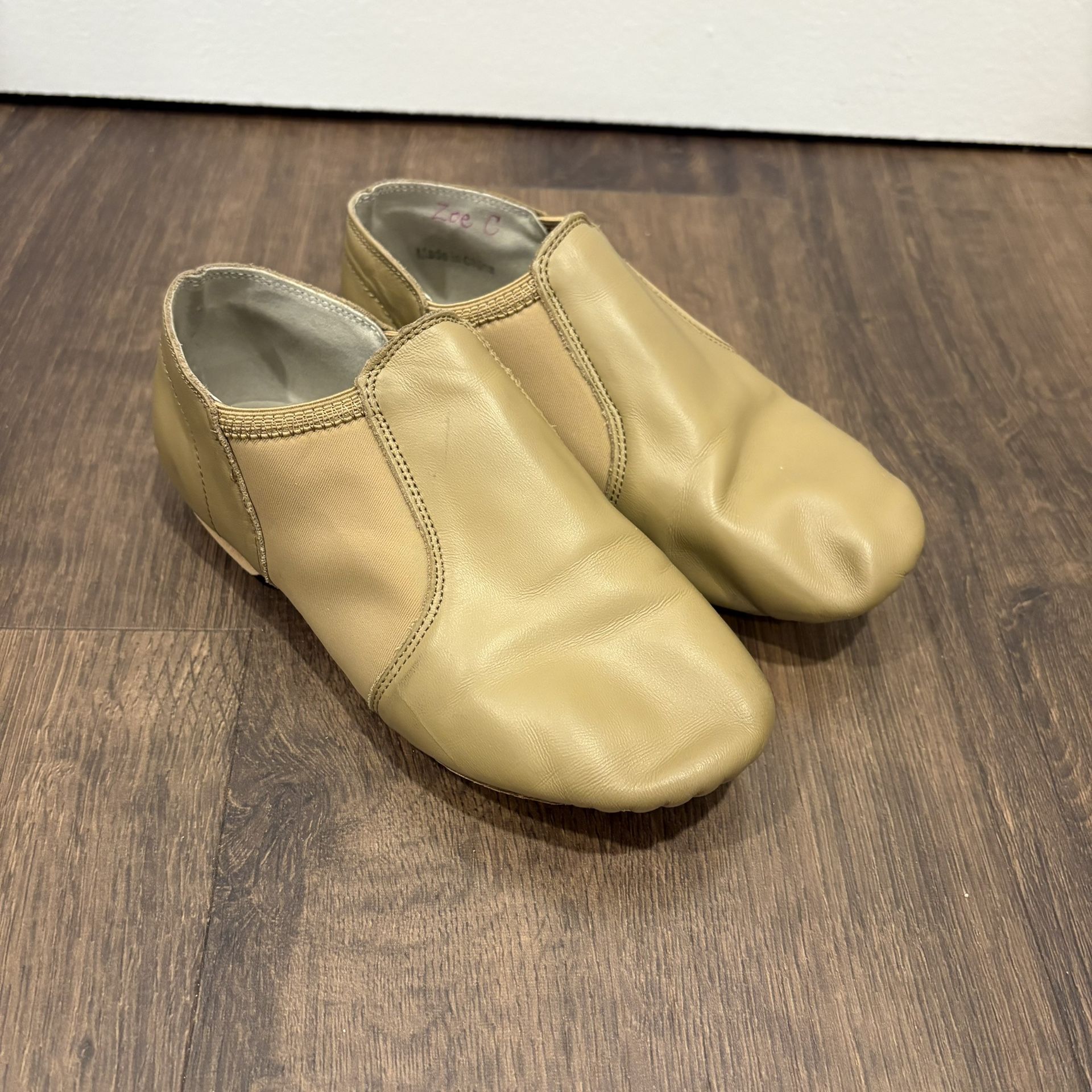 Girls tan / Nude jazz shoes Size 13.5