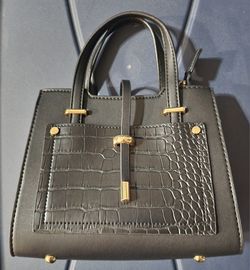 Small black handbag crocodile-patterned texture gold tone hardware 