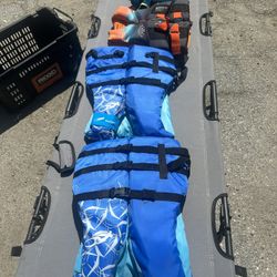 Life Jackets Usados Pero Están Buenos Son Dos Para Adultos Y Uno Mediano Y Un Pequeño Todos Por 20 Dólares 