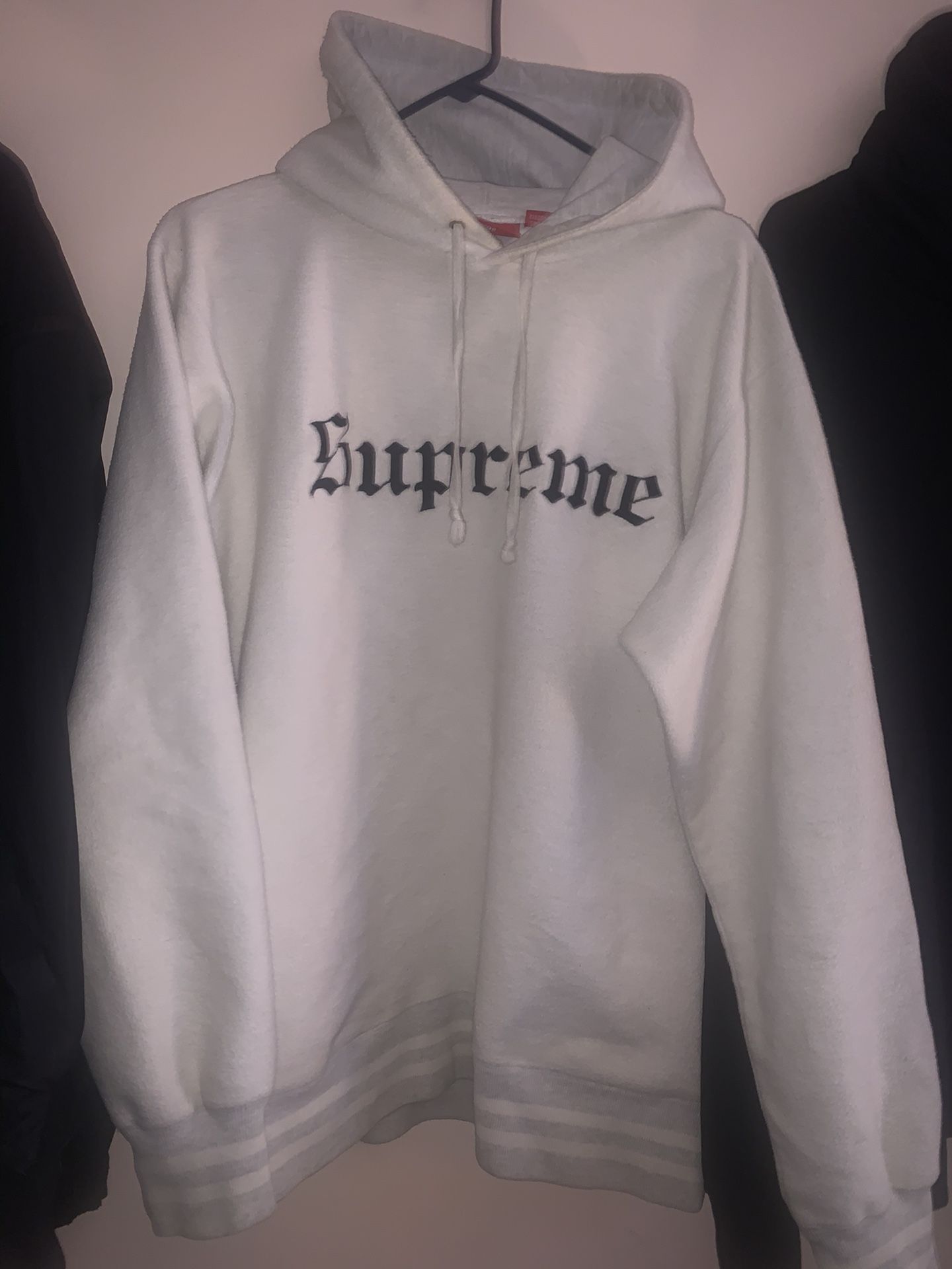 SUPREME HOODIE LARGE