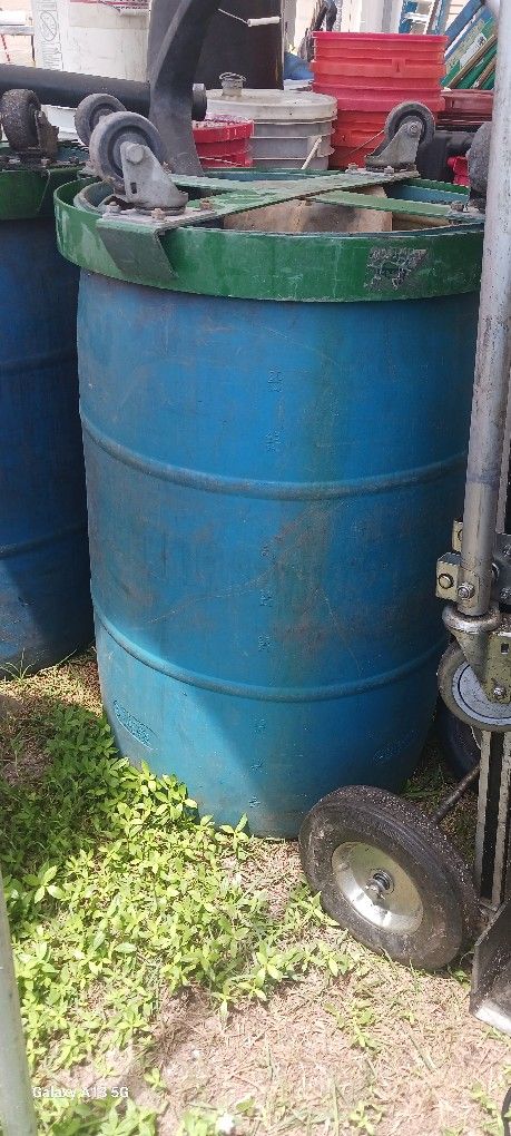 Plastic 50 Gal Drum On Wheels