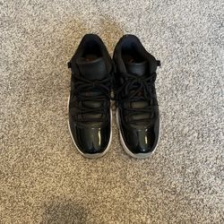 Size 10 - Jordan 11 Retro Low 72-10, VNDS (worn once,)