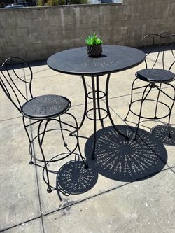 3 pc  good condition tables with barstools  set $125