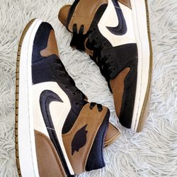 Size 9.5 Women's Nike Air Jordan 1 Mid Black/Green Olive DV0427-301.
