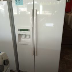 SALE Beautiful Whirlpool Side By Side Refrigerator White . Warranty  . Delivery Available . 2203 Fowler St. 33901