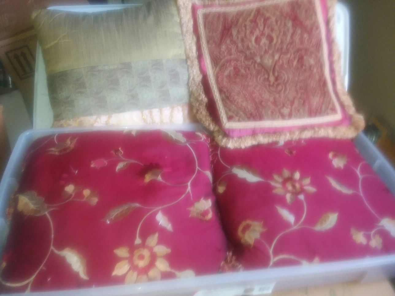 4 decorative pillows, 16"X16"