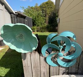 2 garden stake some glass flower and one spinner