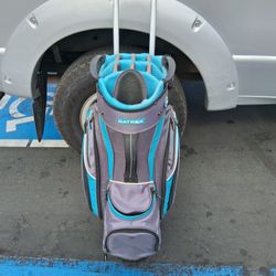 Golf bag with built-in handle and wheels Pullcart.