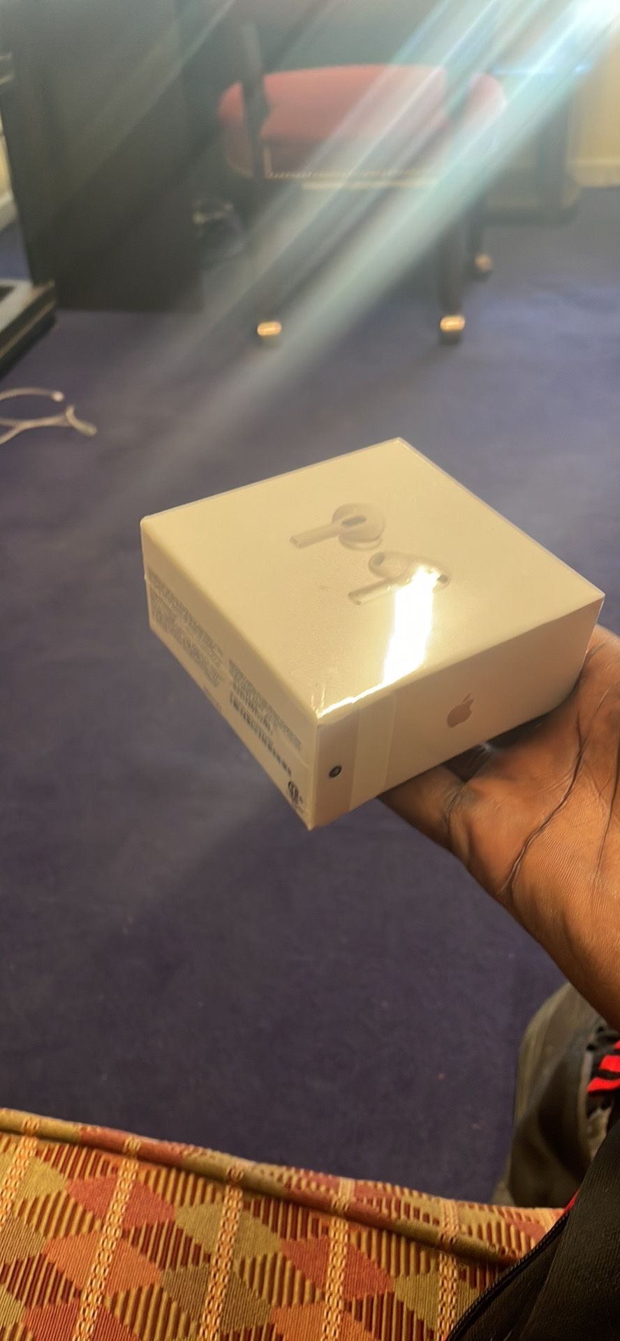 AIRPODS 