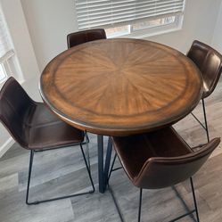 Dining Table + 4 Chairs 