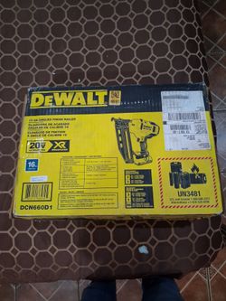 DeWalt 20V XR 16GA Angled Finish Nailer DCN660D1