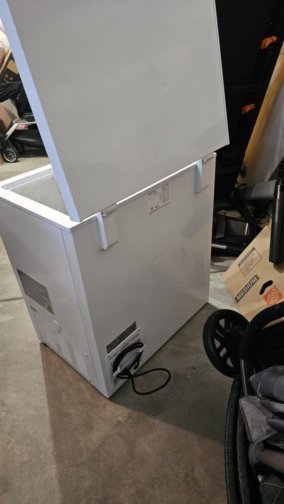 Insignia Chest Freezer 5 Cu ft for Sale in Lynnwood, WA OfferUp