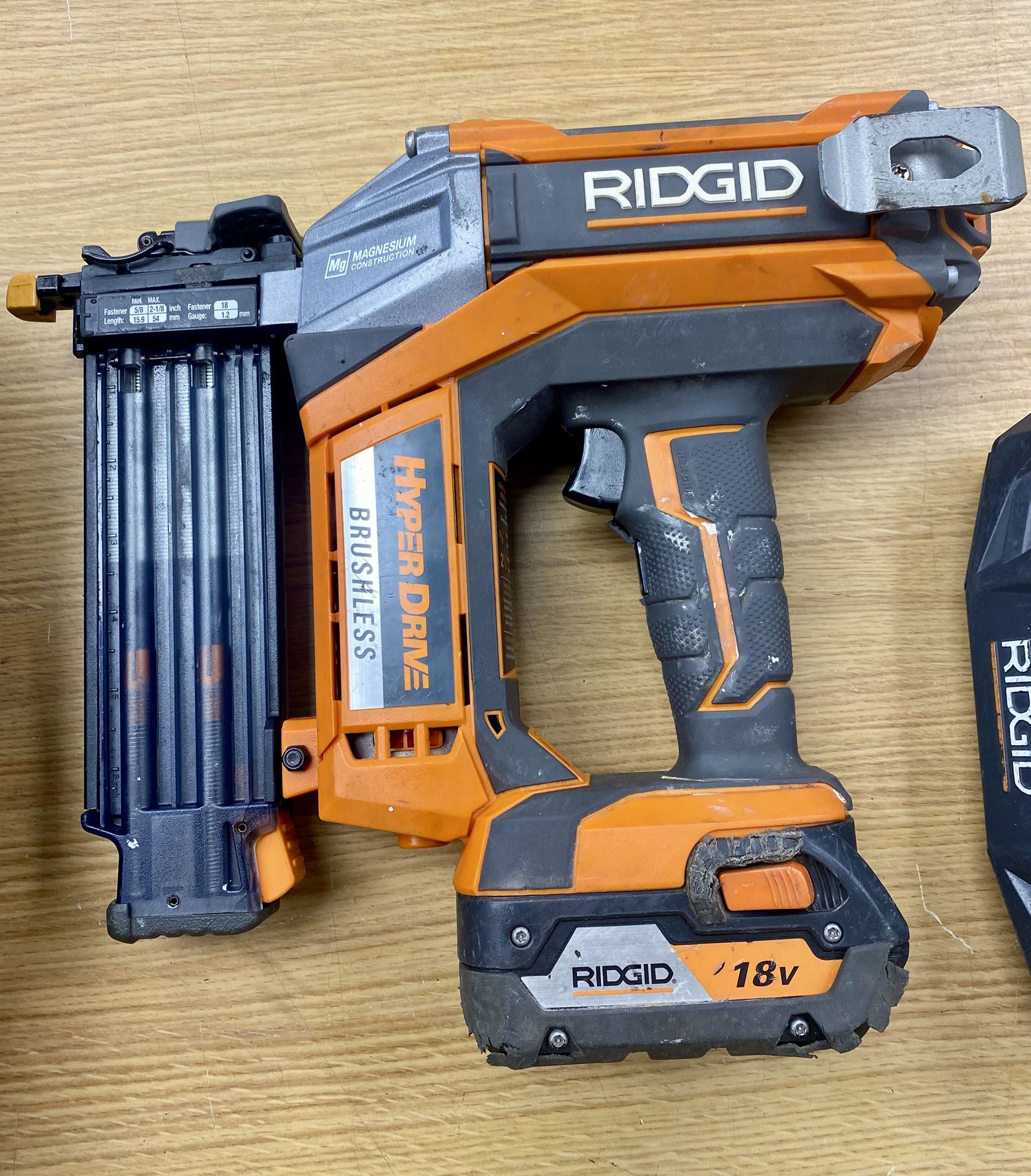 RIDGID R09890 18V Brushless 18-Gauge 2-1/8" Brad Nailer Kit w/ 4.0Ah Battery