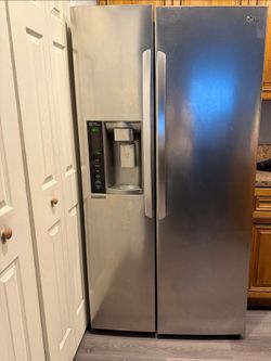 Stainless steel refrigerator with ice maker