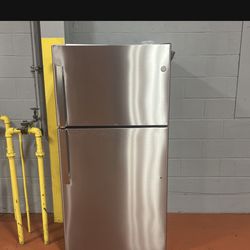 GE stainless Steel Refrigerator 
