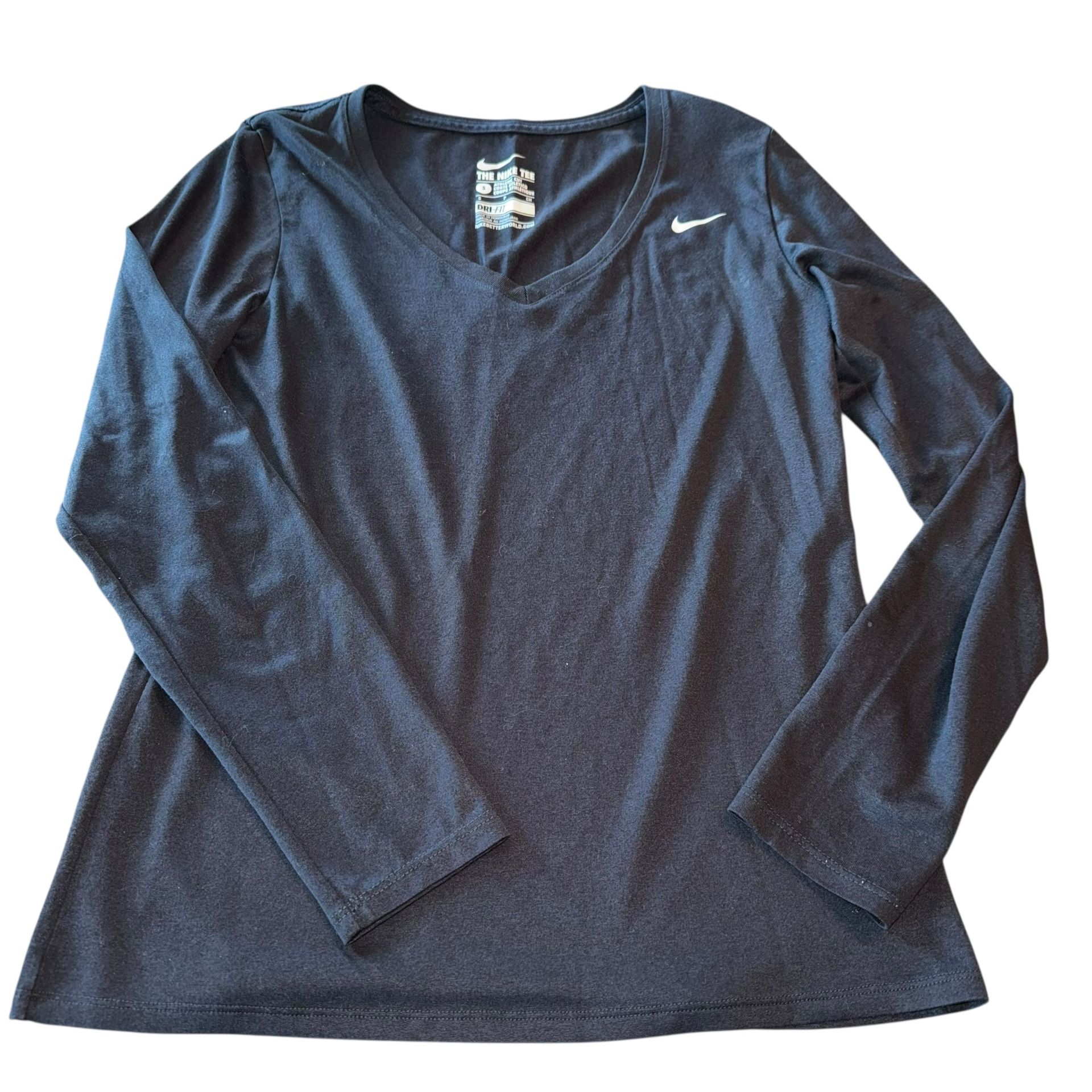 The Nike Tee Dri Fit Women’s Size Small Long Sleeve Tee Athletic Cut V-Neck The Nike Tee Dri Fit Women’s Size Small Long Sleeve Tee is a stylish and