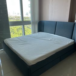 King Bed With 4 Drawers - Mattress Included